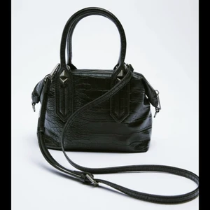 Zara väska  - INTRESSEKOLL på denna as coola nya väskan från zara. Lägg bud från 250! 