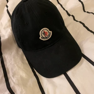 Moncler Keps  - Säljer min moncler keps som är inköpt på NK, kvitto och pricetags finns.                                                                          Nypris-1400.                                                                              Mitt pris-950