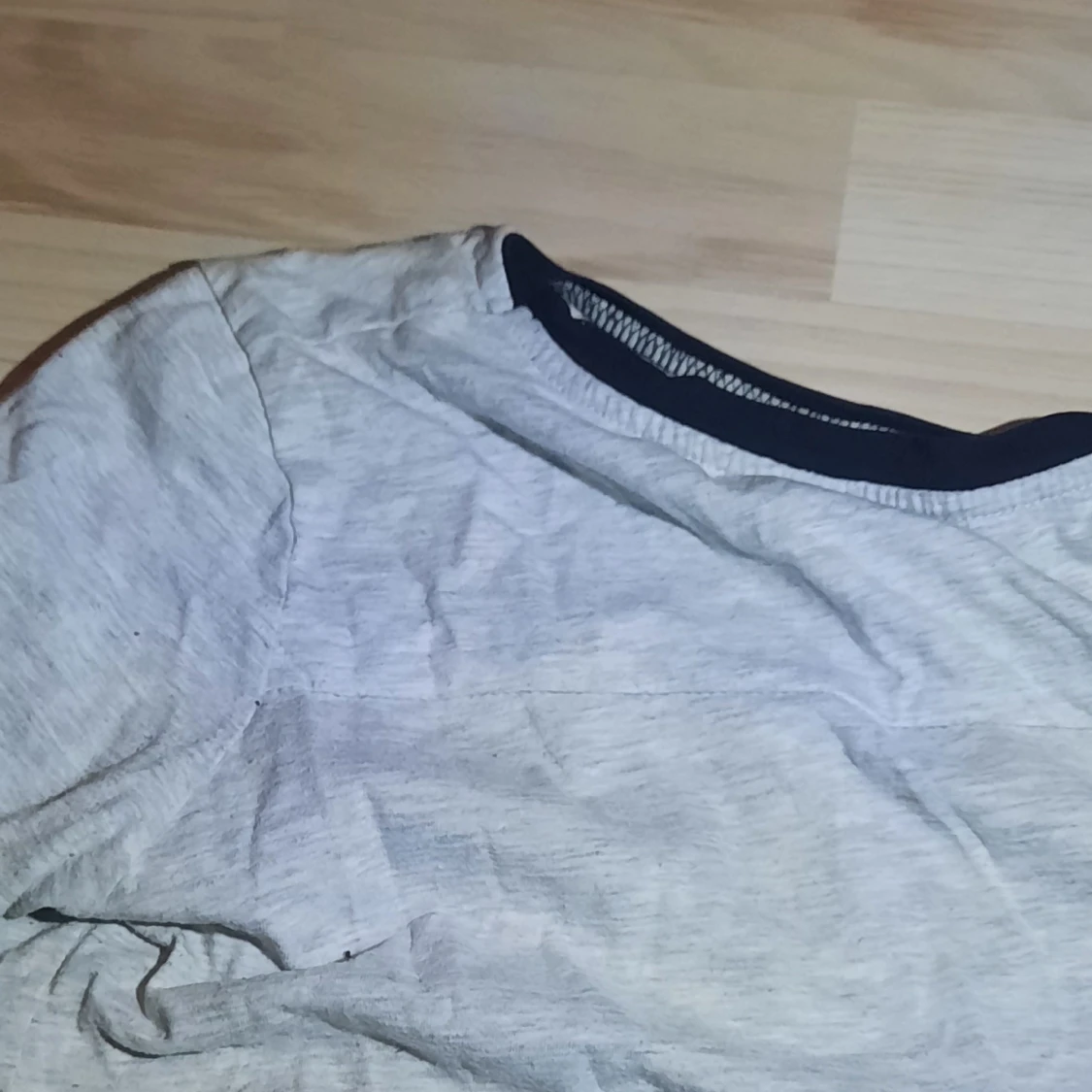 Grå/vit t-shirt  - 91