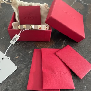 Valentino armband - Äckta valentino armband köpt på dess hemsida,  sparsamt använt och bra skick!! Säljer för att vill samla pengar till annat❤️