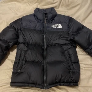 North face jacket  - Äkta north face jacka stl L i barnstorlek, motsvarar XS i dam. Använd en vinter 🤍Endast direkt köp för 2000kr