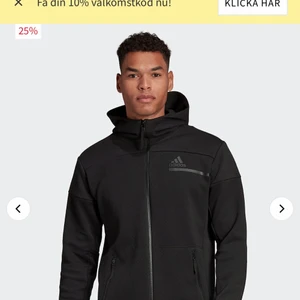Adidas kofta - Helt ny adidas kofta oanvänd, finns kvar lappar. Storlek S men passar M. Nypris 1099kr. 
