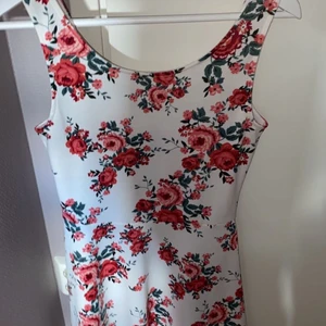 Sommarklänning - Använd en gång! Längre urringning där bak