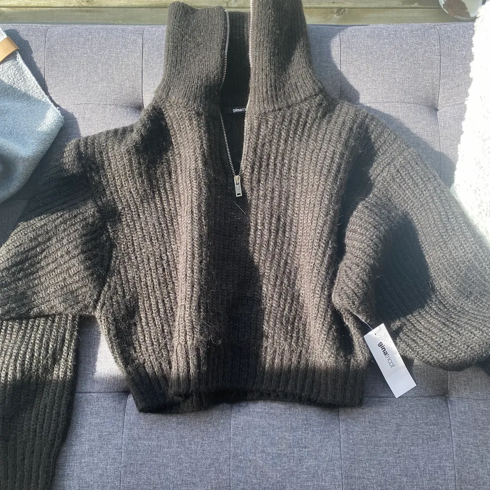 Så fin stickad tröja från Gina Tricot som är helt slutsåld! Den är svart (inte mörkblå som på första bilden) och aldrig använd. Säljer då jag köpte i flera olika färger . Tröjor & Koftor.