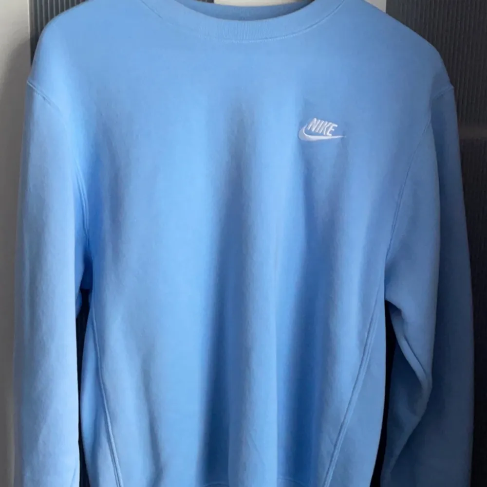 Ljusblå Nike sweatshirt i unik färg. Säljes pga ingen användning för den.  Strlk XS men passar S.  Möts upp i Uppsala annars betalar köparen för frakten.. Tröjor & Koftor.