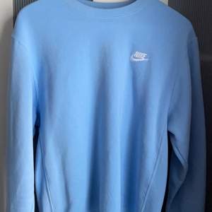 Ljusblå Nike sweatshirt i unik färg. Säljes pga ingen användning för den.  Strlk XS men passar S.  Möts upp i Uppsala annars betalar köparen för frakten.