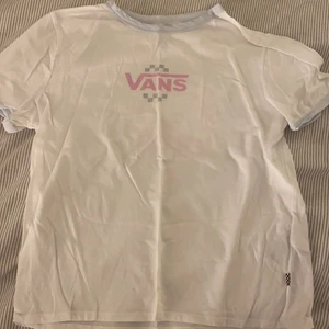 Vans T-shirt - Vans Tshirt strl M, dam vilket gör den liten i storleken.