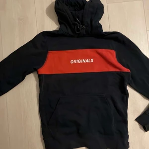 Hoodie orginals - Super fin hoodie från orginals. I nyskick. I stolek S. Gör ett fynd! Lägg bud eller komentera privat för snabb affär. Hämtas i Eskilstuna annars tillkommer frakt