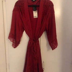 Kimono stl S/M - Kimono som aldrig är använd i stl S/M. Spets detaljer. 100kr