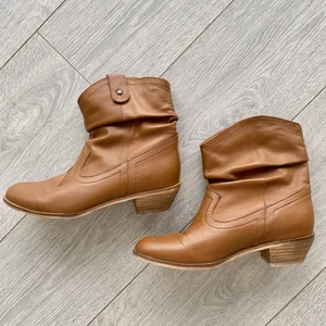 Boots - Säljer ett par coola låga boots med lite cowboy stil. Strl 37 men de är lite stora i strl så skulle nog passa en liten 38. Fint second hand skick! Köpare står för frakt🤠