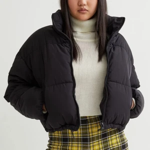 Svart jacka  - Säljer denna helt nya jackan från hm då den inte sitter så bra på mig! Kan sänka priset vid snabbt köp