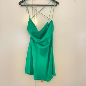 Kort satin klänning- zara - Helt oanvänd satin klänning från zara i storlek M, prislapp finns kvar.