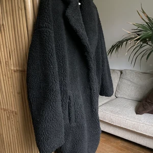 Teddykappa Från Lager 157 - Säljer min pilekappa från Lager 157. Använd ett fåtal gånger så är i gott skick! Nypris 400 kr och säljer min för halva priset - dock kan priset diskuteras. Fler bilder kan tas om så önskas. Köparen står för frakten.