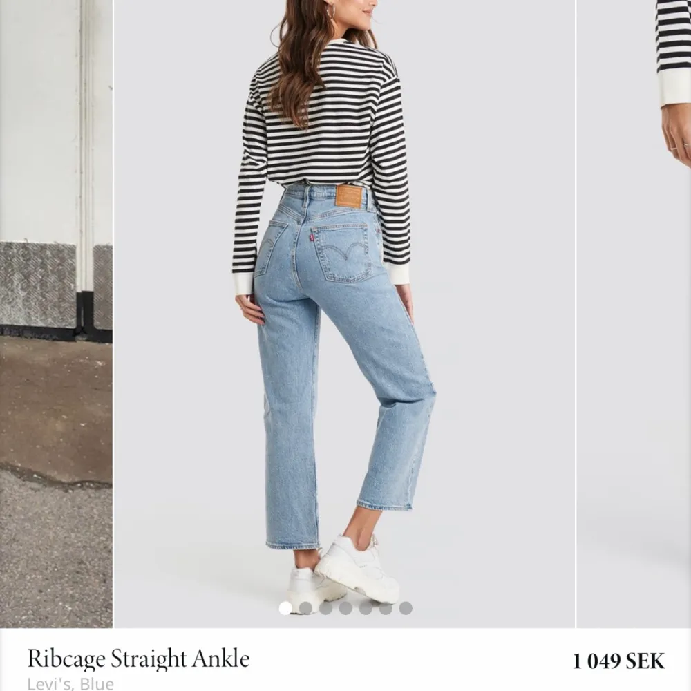 Säljer dessa fina Levi’s jeans i ribcage straight modell. De är cropped på mig som är 170cm. Köptes ursprungligen för 1049kr och är knappt använda💘💘. Jeans & Byxor.