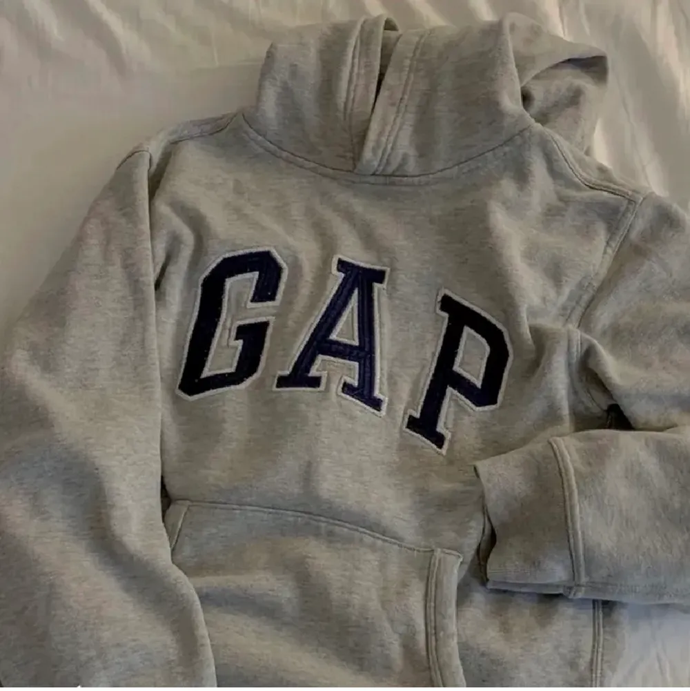 Gap hoodie i barnstolen xl men sitter lite större på mig som har s💗 köp direkt!!. Hoodies.