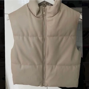 Beige Väst från zara - Lånade bilder från förra säljaren❗️ En beige läderväst från Zara i storlek 164 men sitter som en S. Är slutsåld på hemsidan och västen är i väldigt fint skick!💖💖