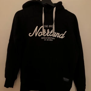 norrlands hoodie  - säljer min norrlands hoodie i jättefint skick pågrund utav att jag inte använder den längre! den är i storlek XXS men jag som har S kan ha den utan problem,då det är en unisex tröja så är det större i storleken också!🤩🤎