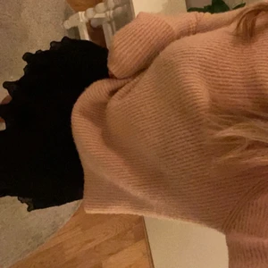 Stickad tröja - Ljusrosa stickad tröja, kragen är lite halv polo. Mycket bra skick och jätte skönt matrial.💞
