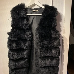 Fluffig lång väst S - Vet inte var den är ifrån då jag fått den för ett par år sen. bra kvalite och i gott skick 