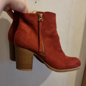 Jättefina höststövlar ❤ - Jättefina höststövlar som knappt är använda i jättefint skick. Strl 39. Förhandlingsbart vid snabb affär! 