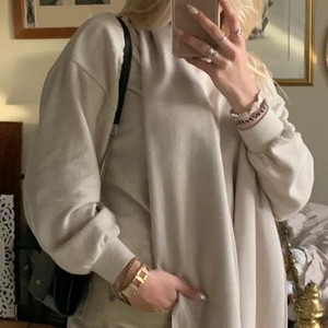 Mysig tröja  - Jätteskön, beige och mjuk tröja från Gina tricot med trumpetarmar och liten polokrage. I storlek M.  Nypris 299kr. Kan frakta eller mötas upp i Hbg! 💕