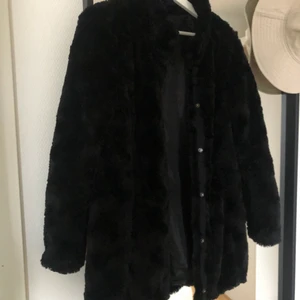 Svart Höst/Vinter jacka st S - Knappt använd höst/vinter jacka. Ej budgivning först till kvarn får den.