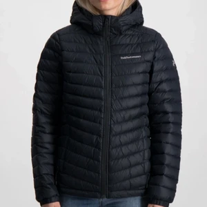 Peak performance jacka - Gör nu ebart en intressekoll på min peak performance jacka! Den är använd vid ett fåtal tillfällen och inprincip som ny! Blir det många intresserade kommer det att bli budgivning men jag vill ha minst 1200kr för den. Vid en super snabb och smidig affär utan krångel kan priset diskuteras, eventuellt att jag bjuder på frakten eller så. Skriv DM för mer info/bilder!🤍