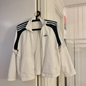 Adidasjacka - Storlek S & skulle säga att den är true to size🥰 Använd 1 vår men inga märken eller liknande !!
