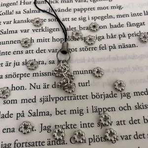 Nyckelring  - En fin nyckelring med massor av Blom pärlor på