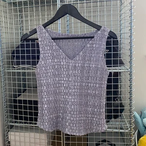 LINNE - Jättefint metallic linne. Står ej size med uppskattar M. Nyskick.