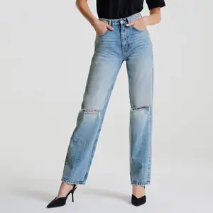 Säljer ett par helt nya 90’s high waist jeans från Gina Tricot i storlek 36 då jag tyvärr tappat bort retursedeln… Helt oöppnade med plastförpackning och prislapp kvar! Ordinariepris: 599:-, säljer dessa för 300kr!