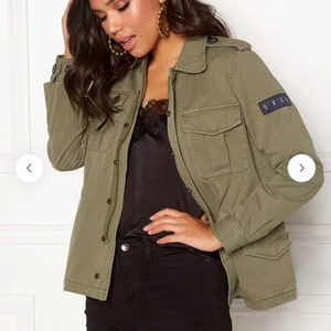 Svea Valentina jacket - Säljer min snygga höst jacka från Svea vid bra bud. Köpt från Nelly men finns inte kvar. Köptes för 1079kr och säljs om det är bra bud, start bud 100kr. Storlek X-Small men passar även Small💕💕 Köp direkt för 466kr inkl frakt.