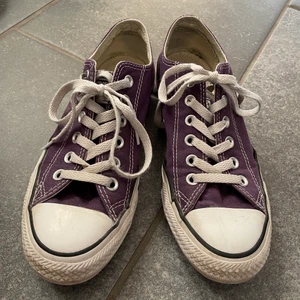 Lila Converse låga  - Säljer ett par låga lila Converse som är använda, men i fint skick🌸