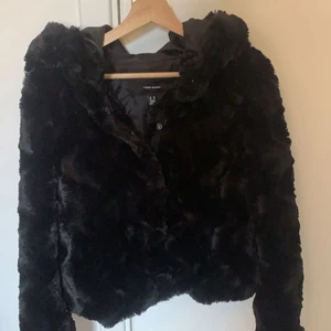 pälsjacka - En ny oanvänd svart pälsjacka, köpt detta år, storlek xs. Pris kan diskuteras❤️