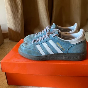 Adidas Special skor - Ljusblåa adidas skor i modellen ”special”, storlek 37 1/3. Står att det är killmodell på skon men jag som tjej har använt dom utan problem 🤷‍♀️ helt okej skick, använda en del, lite fläckiga på ovansidan (som syns på tredje bilden) och avklippta skosnören. Nypris 899