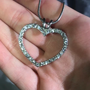 Hjärt halsband  - Oanvänt silver halsband format som ett hjärta