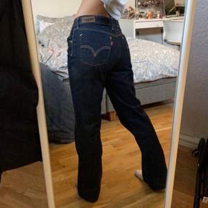 Mörkblåa raka levi’s jeans i modellen ”627 straight” stl 31/34