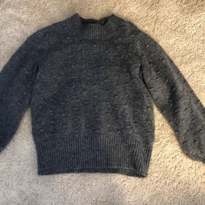  Stickad tröja - Grå stickad tröja. Säljer för 59kr (köpare står för frakt)