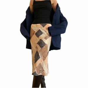 Långkjol - Supersöt längre kjol i silkigt material. Modell är XS och 174cm lång. Kjolen är storlek S. Skriv om funderingar 🌼