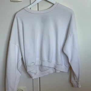 Basic croppade sweatshirts - Fina croppade sweatshirts från lager 157. En vit, grön  och två lila. Den vita, gröna och en lila är i strl s/m och den andra lila är strl l/xl och är mer oversized än de andra. Alla är i fint skick, säljes för 75 kr st eller 300 för alla fem, köpare betalar frakt💞