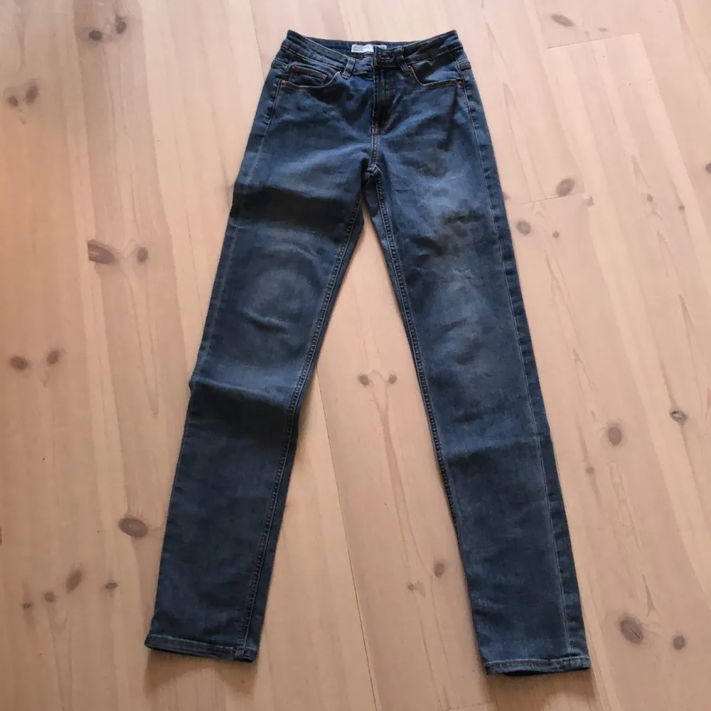 Ljusblå jeans modell ”Straight Sarah” strl 34/XS Fint skick!. Jeans & Byxor.