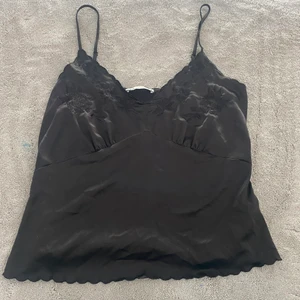 Linne från Zara - Säljer linne från Zara som ej går att köpa på hemsidan längre. Den är använd 1-2 gånger så är som nyskick! Startbud på 100kr + frakt. Är ni intresserade kan jag skicka bild hur plagget ser ut på😊 Budgivningen avslutas på torsdag den 21 oktober 