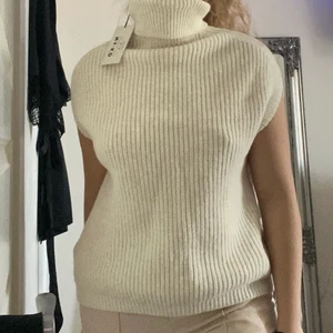 Stickad väst - Oanvänd med lappar kvar, storlek xxs, passar även XS och s