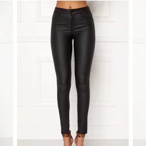 Svarta skinnbyxor  - Ett par svarta tighta skinnbyxor från Vila 🖤 Materialet är stretchigt. Frakt ingår vid köpet av byxorna 🥰
