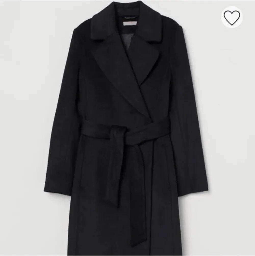 H&M coat bought for 599kr last year, now selling for 200kr + shipping. Colour black.. Jackor.