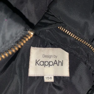 Vinterjacka - Jackan är helt ny och jag tänker sälja jackan här på Plick för att jag glömde kvittot och kan därför inte lämna tillbaka jackan, dessutom så tycker jag att det är miljövänligt att sälja använda kläder även fast denna jacka inte används någon gång.