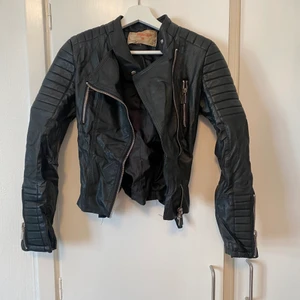 Skinnjacka madlady - En skinnjacka i stl 36.  Använd ett fåtal gånger från madlady