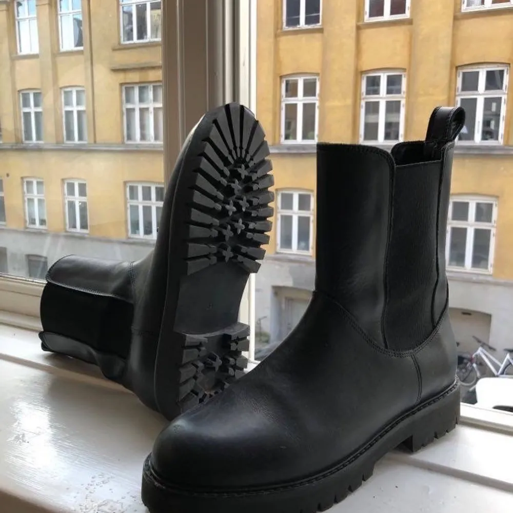 Black leatherboots from COS. . Skor.
