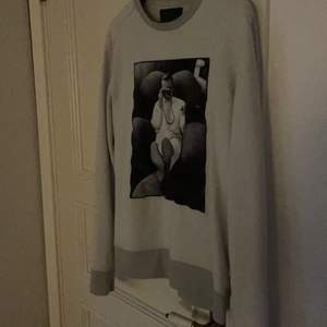 Limitato crewneck i fint skick enligt bilderna. Den är i storlek M.