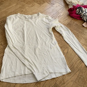 KappAhl - En långärmad vit tröja 